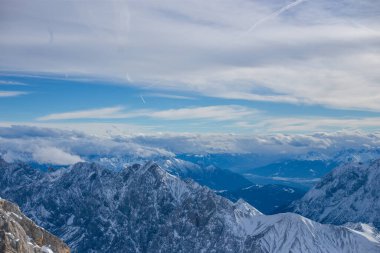 Almanya 'da karlı yüksek dağları ve mavi güzel gökyüzünü