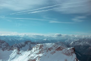 Almanya 'da karlı yüksek dağları ve mavi güzel gökyüzünü