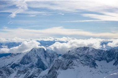 Almanya 'da karlı yüksek dağları ve mavi güzel gökyüzünü