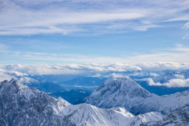 Almanya 'da karlı yüksek dağları ve mavi güzel gökyüzünü