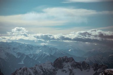 Almanya 'da karlı yüksek dağları ve mavi güzel gökyüzünü