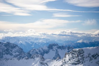 Almanya 'da karlı yüksek dağları ve mavi güzel gökyüzünü