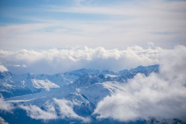 Almanya 'da karlı yüksek dağları ve mavi güzel gökyüzünü