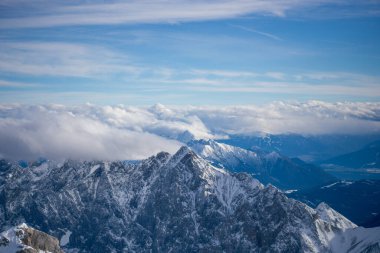Almanya 'da karlı yüksek dağları ve mavi güzel gökyüzünü