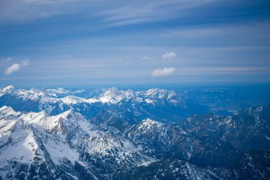 Almanya 'da karlı yüksek dağları ve mavi güzel gökyüzünü