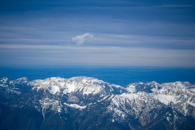 Almanya 'da karlı yüksek dağları ve mavi güzel gökyüzünü
