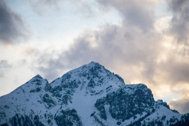 Almanya 'da karlı yüksek dağları ve mavi güzel gökyüzünü