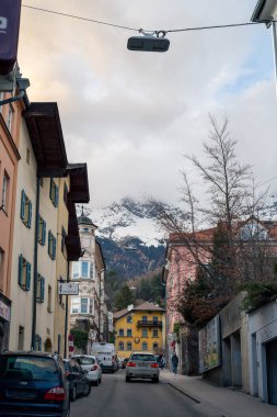 Karlı tepeli dağlarda. Eski Avrupa evleri. Bulutlu mavi gökyüzü