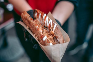 Izgarada leziz taze sosisliler