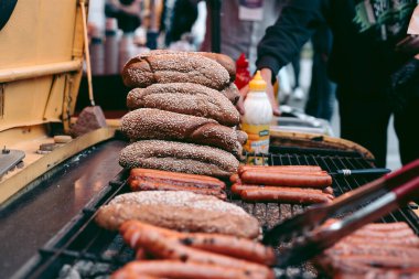 Izgarada leziz taze sosisliler