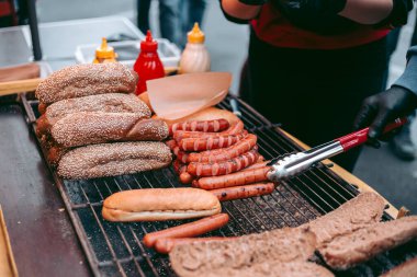 Izgarada leziz taze sosisliler