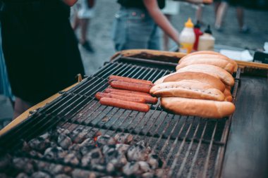 Izgarada leziz taze sosisliler