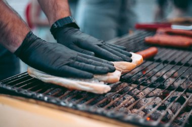 Izgarada leziz taze sosisliler