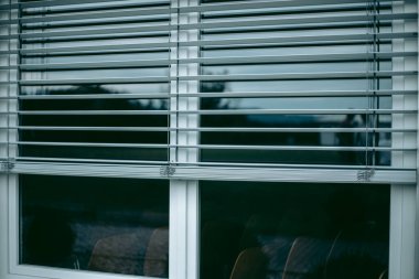 Yeni plastik pencerelerde beyaz panjurlar