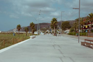 Güneşli bir günde Barselona 'da güzel bir sahil.