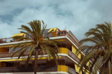 Güneşli bir günde Barselona 'da güzel bir sahil.