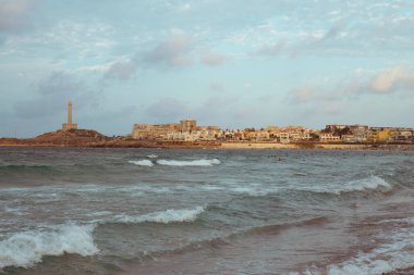 Murcia 'da deniz feneri Akdeniz kıyısında kumsalda