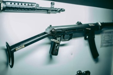 İkinci Dünya Savaşı 'nın eski silahları.