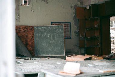 Çernobil 'deki Pripyat' taki eski okul binası.