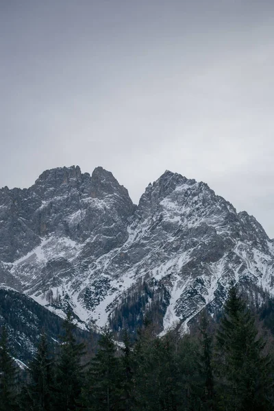 Wysokie Góry Alpejskie Śniegiem Niemczech Błękitnym Pięknym Niebem — Zdjęcie stockowe