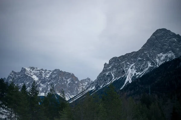 Magas Alpesi Hegyek Havazással Németországban Kék Gyönyörű Égbolttal — Stock Fotó