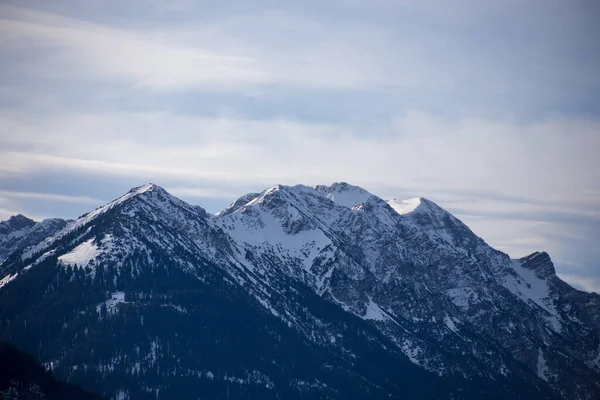 ドイツの雪と青い空と高山の高い山 — ストック写真