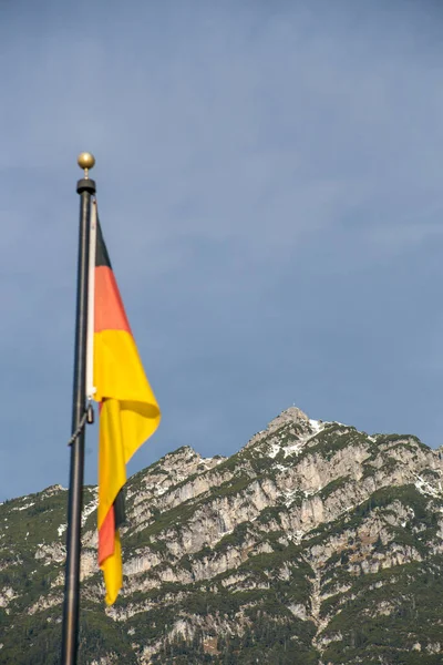Bandera Alemania Sobre Fondo Montañas Cielo Azul — Foto de Stock