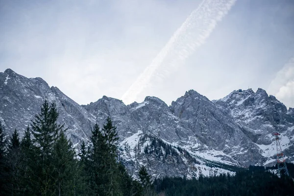 Almanya Karlı Yüksek Dağları Mavi Güzel Gökyüzünü — Stok fotoğraf