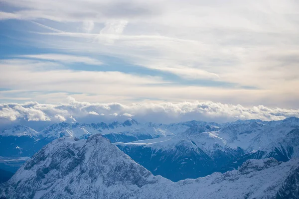 Almanya 'da karlı yüksek dağları ve mavi güzel gökyüzünü