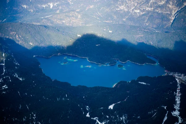 Αλπική Λίμνη Που Περιβάλλεται Από Δάση Στα Βουνά — Φωτογραφία Αρχείου