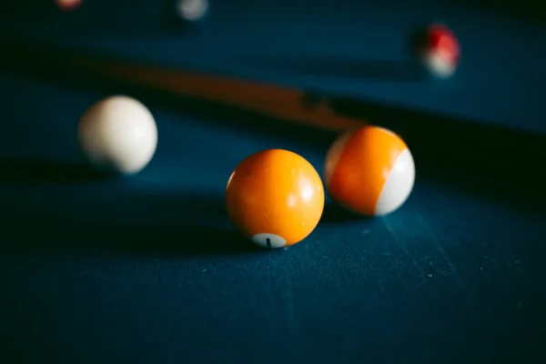 Mavi Bir Masada Çok Renkli Bilardo Topları — Stok fotoğraf