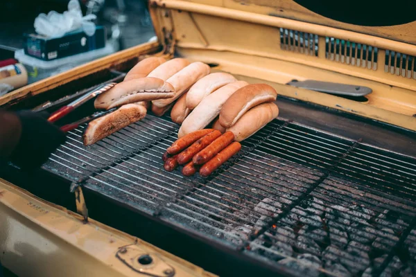 Pyszne Świeże Hot Dogi Grillu — Zdjęcie stockowe