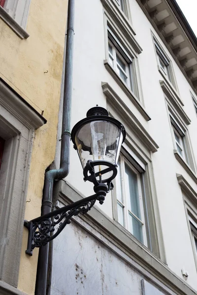 Régi Európai Utcai Lámpa Falon — Stock Fotó