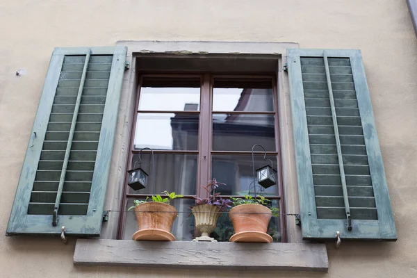 Persianas Venezianas Uma Antiga Casa Estilo Europeu Ocidental — Fotografia de Stock