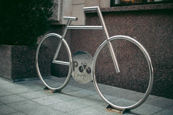 Parcheggio Biciclette Sul Marciapiede Vicino Alle Auto — Foto Stock