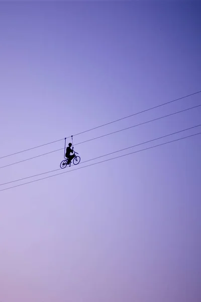 Mann Balanciert Seil Gegen Den Himmel — Stockfoto