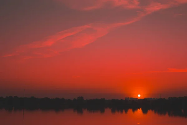 川の上の赤い飽和日没 — ストック写真