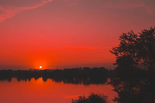 Pôr Sol Saturado Vermelho Rio — Fotografia de Stock