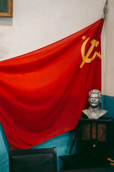 Bandeira Vermelha Soviética Com Uma Foice Martelo Busto Stalin Escritório — Fotografia de Stock