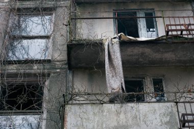 Çernobil 'deki Pripyat' taki eski harabe ev.