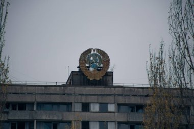 Çernobil 'deki Pripyat' taki eski Sovyet binası.