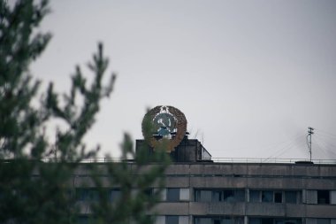 Çernobil 'deki Pripyat' ta terk edilmiş eski bir bina.
