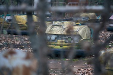 Çernobil 'deki Pripyat' ta elektrikli arabaların olduğu lunapark.