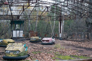 Çernobil 'deki Pripyat' ta elektrikli arabaların olduğu lunapark.