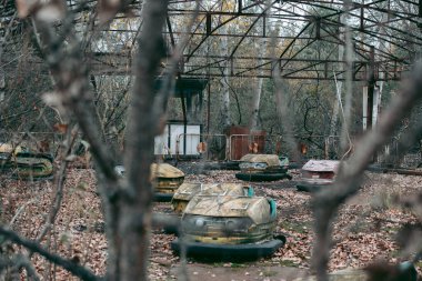 Çernobil 'deki Pripyat' ta elektrikli arabaların olduğu lunapark.