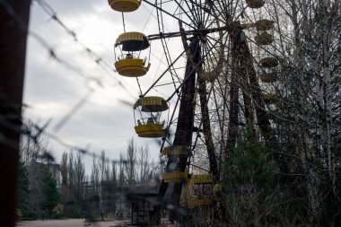 Dikenli tel. Çernobil 'deki Pripyat hayalet kasabasında dönme dolap.
