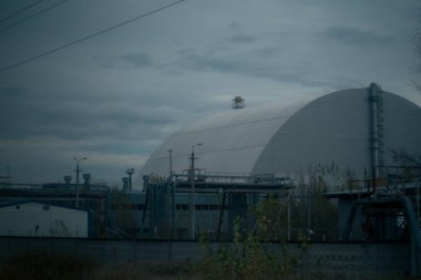 Çernobil 'deki Pripyat' taki bir nükleer santralin 4. güç ünitesinin üstündeki lahit.