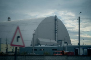 Çernobil 'deki Pripyat' taki bir nükleer santralin 4. güç ünitesinin üstündeki lahit.