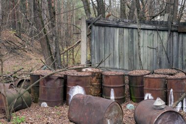 Çernobil 'deki Pripyat' ta eski paslı fıçılar.