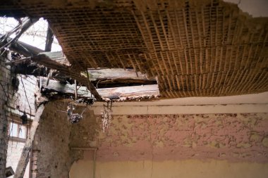 Çernobil 'deki Pripyat' taki eski harabe ev.